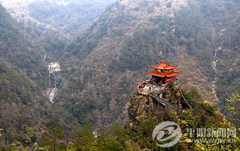 沿此路行驶约5公里即可到赤岩山景区入口