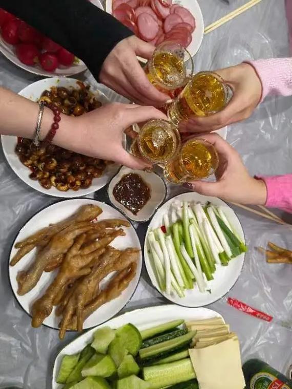 十年的友谊都献给小酒桌了～