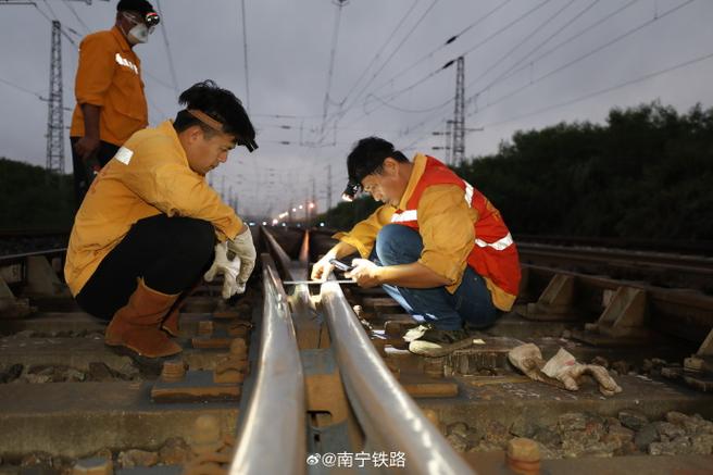 在南宁南站内,南宁工务段职工利用"天窗"修对站内道岔进行钢轨打磨