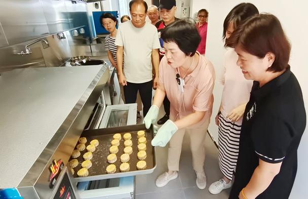 烹饪班学员现场学习制作西点.林林摄