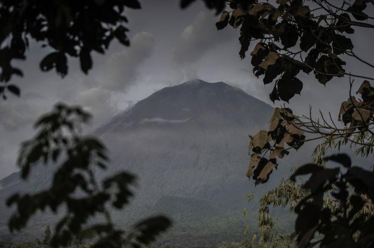 外代一线远眺塞梅鲁火山