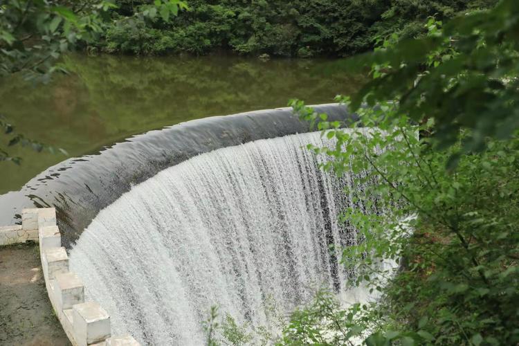 恍如仙境!怀柔汤河口镇银河沟水库大坝现飞瀑美景