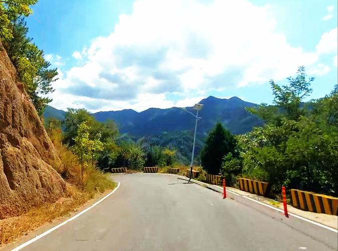 西安蓝田休闲游,秦岭深处小山村野竹坪,道路崎岖风景美