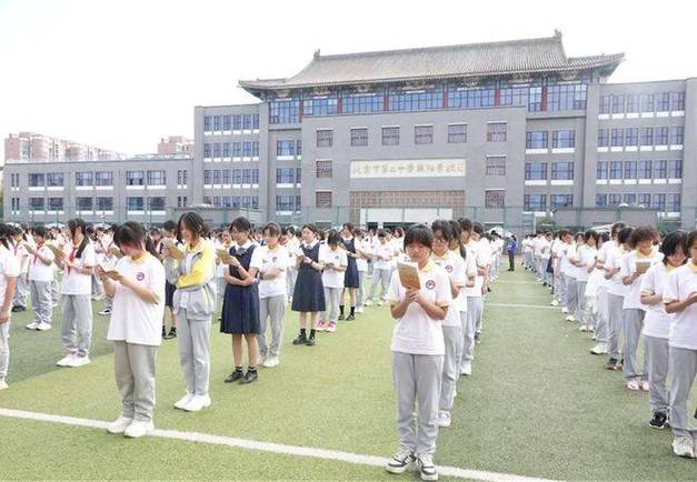 在第一会场,清华大学的张扬军教授为高二年级和高三年级的同学带来了