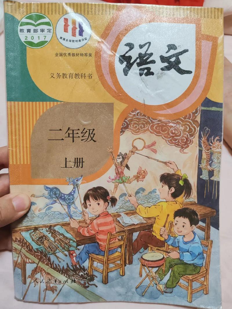 小学语文课文里面《小蝌蚪找妈妈》感觉应该是lou着雪白的肚皮